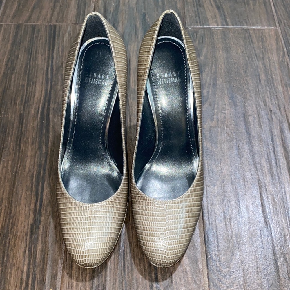 Stuart Weitzman snake embossed patent leather almost round toe pumps heels 8.5m
